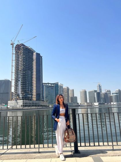 My kind of Monday blues. Exploring Dubai in a comfortable and chic outfit, pairing a white crop top and trousers with a navy blue blazer.
