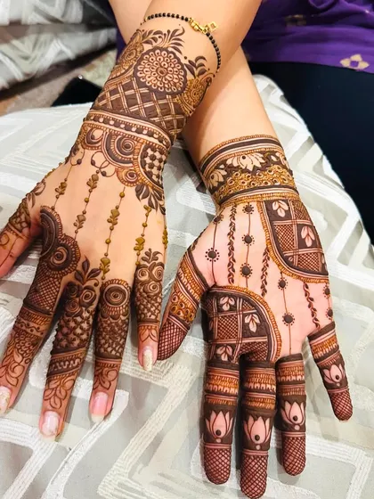 An elegant and detailed design for a bride's family or friends. This pattern features beautiful hanging elements and geometric fills for a sophisticated look.