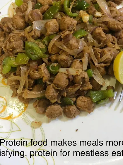 For families looking for meatless protein options, soya chunks are an excellent choice. Here they are stir-fried with onions and capsicum. Protein-rich foods make meals more satisfying and are essential for muscle growth and bone health in growing children.