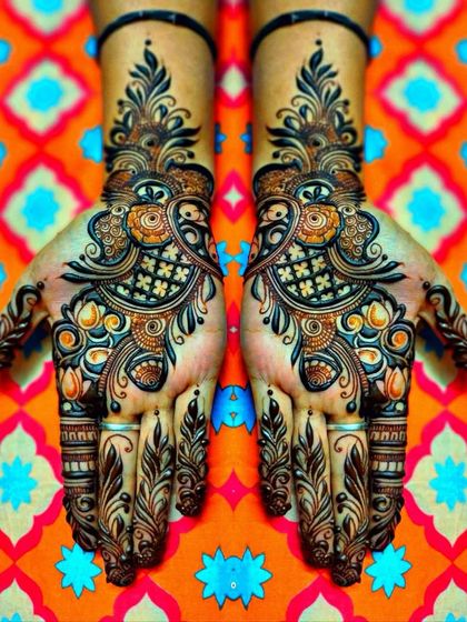 A vibrant and symmetrical Arabic design that uses bold strokes and color contrast to create a striking effect.