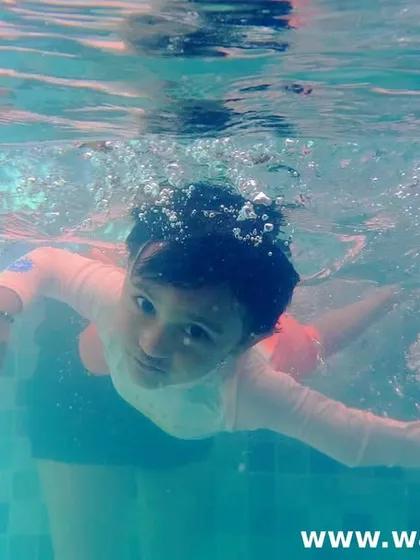 This student is mastering her skills in our Level 2 class. We love capturing these moments of underwater achievement and pride.