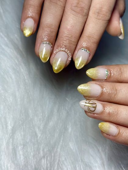A golden bridal glow for the bride who loves sparkle. This set features a glittery gold ombre effect with a custom initial design on the ring finger.