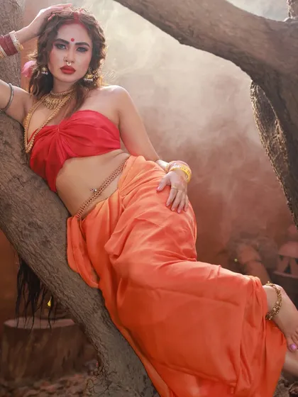 Using the natural elements of the location, like this tree, adds an organic feel to the photoshoot. This pose from our 'Lahu Munh Lag Gaya' series combines the flow of the saree with the texture of the bark.