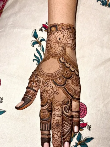 Another look at this personalized mini bridal design, showing the beautiful flow of the patterns on the hand.