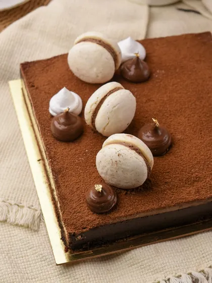 For serious chocolate lovers, our Espuma does not disappoint. This square cake is pure chocolate decadence, dusted with cocoa powder and topped with macarons and dollops of rich chocolate cream.