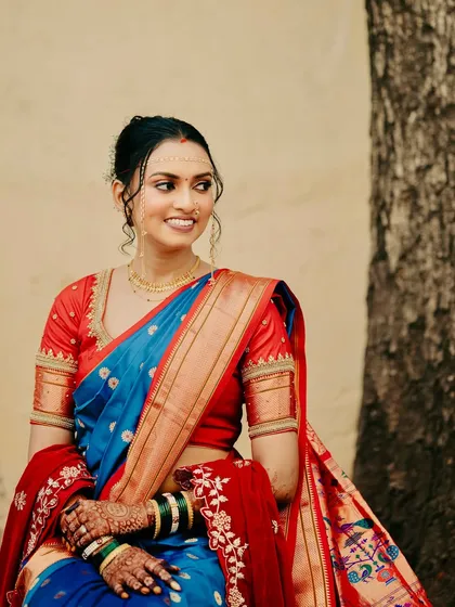 The happiness of a bride on her special day. Her radiant smile is the centerpiece of this look, enhanced by a glowing base and soft, romantic makeup.