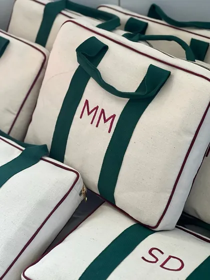 For a corporate Women's Day order, we created these personalized canvas bags with embroidered initials. A simple, elegant, and useful gift for the amazing women on their team.