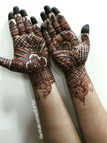 The stain on this guest mehendi is just perfect. The deep, dark color shows the quality of my henna and makes the intricate checkerboard and floral design look stunning.