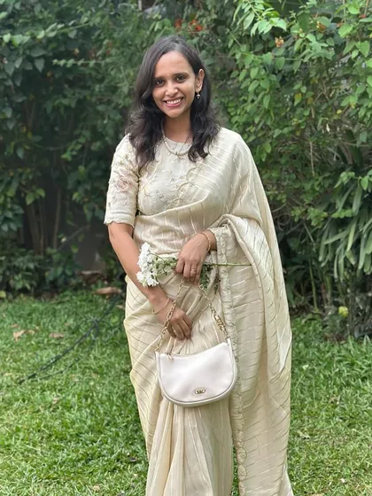 It brings me so much joy to see my clients looking stunning in their custom sarees. This client is wearing our fancy tissue saree with a beautiful pearl scallop border, a perfect choice for an elegant, understated look.
