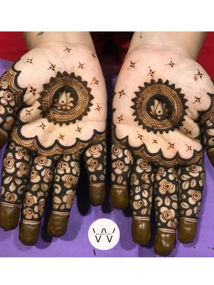 The same Vat Purnima design with slightly different lighting, showing the texture of the henna paste.