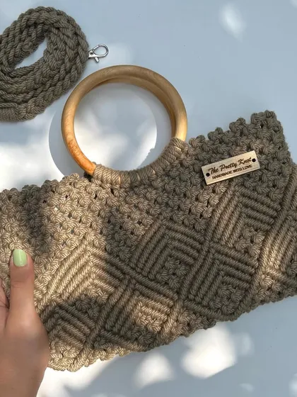 I'm back with a new design. This handbag comes with a detachable sling belt, so you can carry it two ways. It's shown here in a lovely ash brown color.