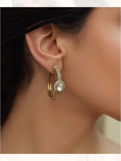 Chic and sparkling hoop earrings with a central polki diamond, a versatile piece for both modern and traditional outfits.