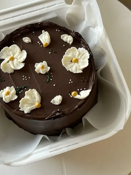 Sometimes, you just need a beautiful cake for no reason at all. This rich chocolate bento cake is decorated with simple, elegant white buttercream flowers. It’s perfect for a small treat, a thank you gift, or a quiet celebration for one.