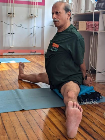 A moment of focus during a workshop at Samamkaya Yoga in New York, demonstrating a seated twist.