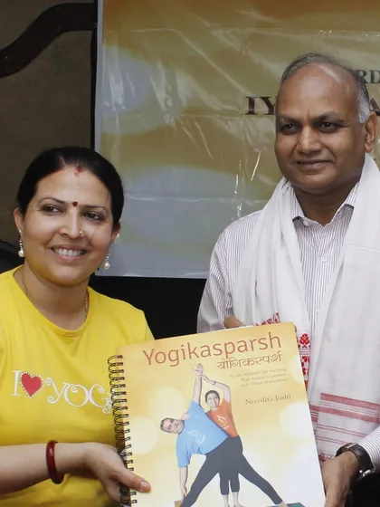 An inspiring moment from our workshop for the visually impaired, where I am presenting my book, Yogikasparsh. This shows our commitment to making Iyengar Yoga accessible to everyone.