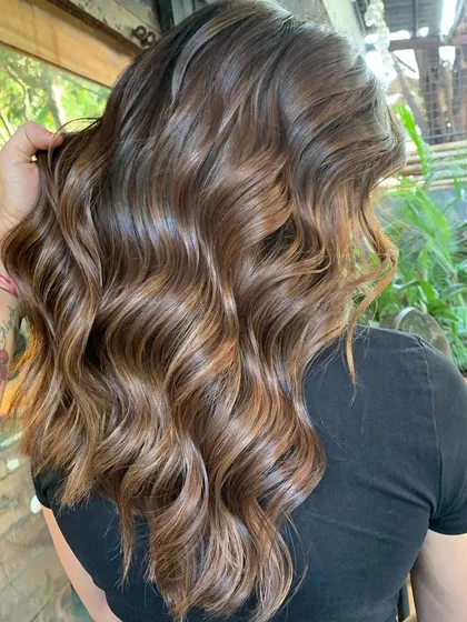 A close-up of this sun-kissed, non-bleach color. The warm tones are perfect for summer and add a beautiful glow.