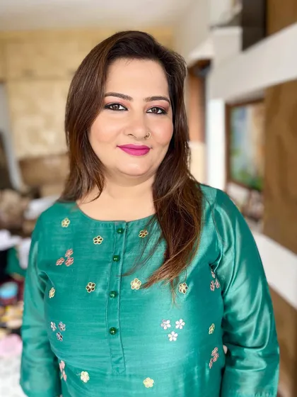 Purvi looking confident with her finished makeup. The look is polished but still very natural and not overdone.