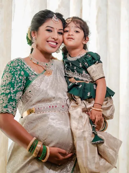 A heartwarming moment from Swathi’s baby shower. Creating a soft, celebratory look for expecting mothers is one of my joys, ensuring they feel comfortable and beautiful as they celebrate with loved ones.
