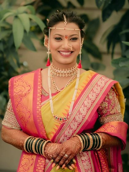 Unique caption for media id 142 describing the specific jewellery and look.