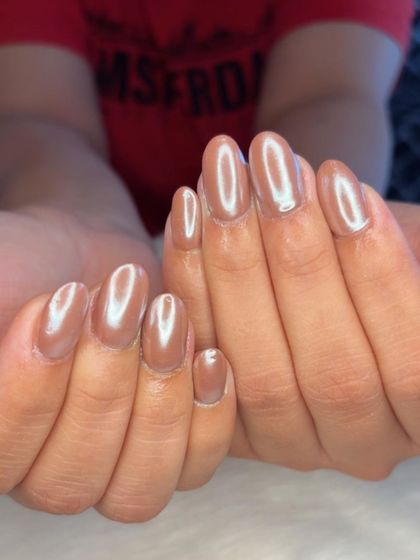 Chocolate glazed nails, a rich brown shade with a high-shine chrome finish.