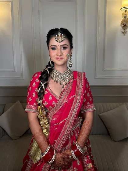 A happy bride ready for her Anand Karaj. Her smile is the best accessory, but the gorgeous polki necklace set certainly helps.