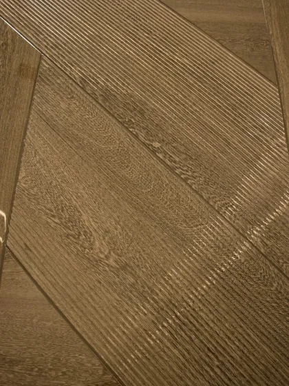 A close-up of the Sucupira dyed grey veneer, showing the intricate texture and high-gloss finish. The diagonal lines add a dynamic quality to the door's surface.