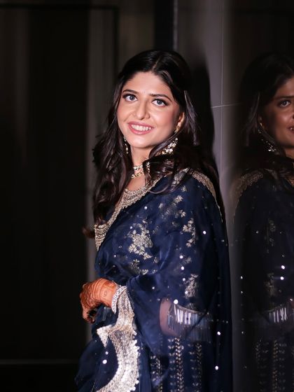 For this engagement look, we kept it minimal where it mattered. A little liner, a soft shimmer on the eyes, and a radiant base were all that was needed to let her beauty shine.