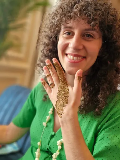 Another happy guest with her elegant party mehendi. We can create many such quick and pretty designs for large gatherings.