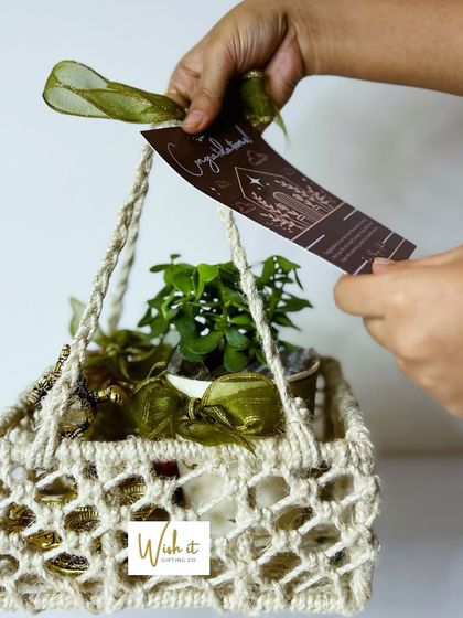 Adding the final touch to a housewarming gift. The personalized card makes the gesture even more special and welcoming.