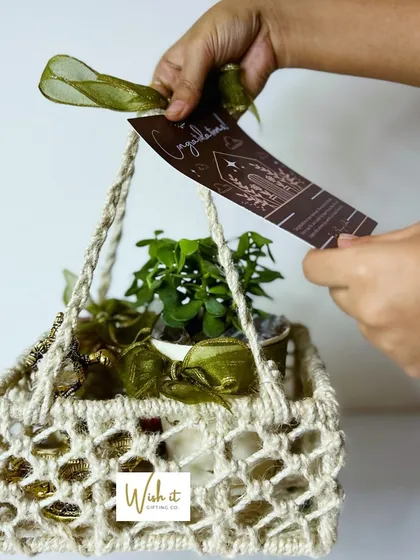 Adding the final touch to a housewarming gift. The personalized card makes the gesture even more special and welcoming.