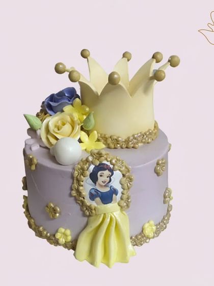 A fairytale Snow White cake, complete with a golden crown and floral accents. This regal design is perfect for celebrating a birthday with classic Disney magic.