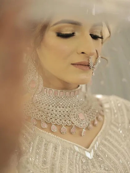 A dreamy, ethereal bridal look. This bride opted for a white chikankari lehenga, and we paired it with soft, glowing makeup and diamond jewellery for a minimal yet breathtaking effect.