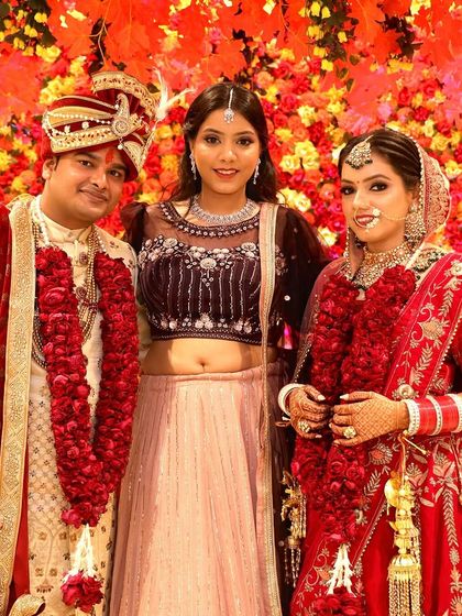 The bride's sister is a blessing. A beautiful photo of her standing with the happy couple on the wedding day.
