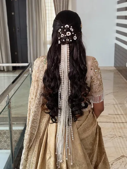 This half-up, half-down hairstyle is one of my most requested looks for its blend of elegance and glamour. I styled the hair in soft, cascading waves and added a beautiful pearl hair accessory for a touch of modern sophistication.