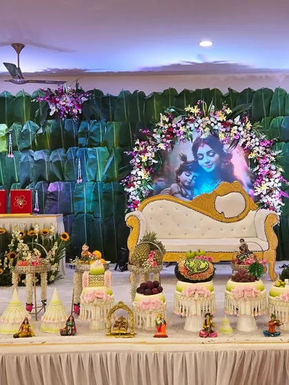 The complete view of a grand `dohale jevan` setup against a backdrop of banana leaves, creating an authentic and traditional atmosphere.