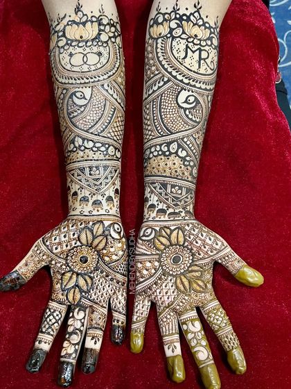 A sunflower-inspired engagement design with peacock and initial motifs on the arms.