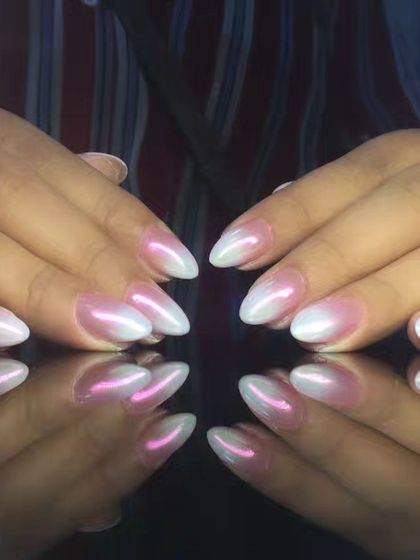 A beautiful pearlescent ombre, with a soft pink base fading into an iridescent white tip.