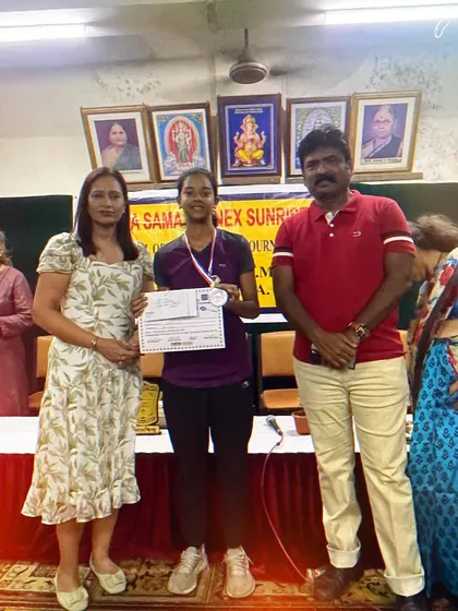 Anriya Singh with her family and officials at the Vanita Samaj tournament, a proud moment for everyone.