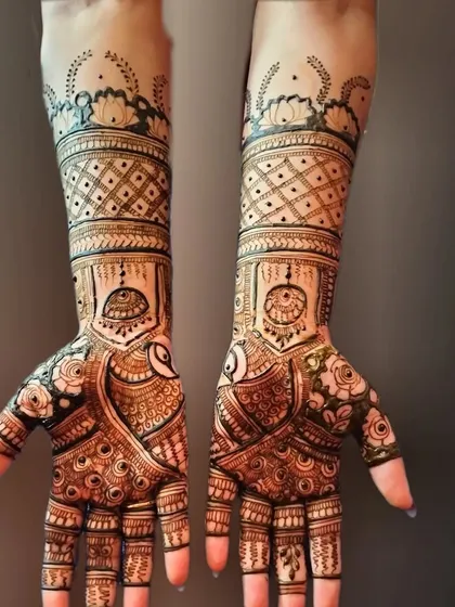 A very popular style, this design features a central eye-like motif surrounded by delicate floral and jaali patterns, extending up to the forearms.