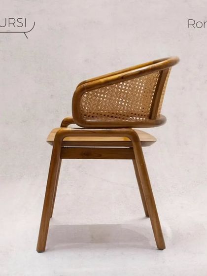 Introducing 'Romaji', a classic teak chair with a comfortable, curved rattan back. It's perfect for use at a study desk or as a stylish dining chair.