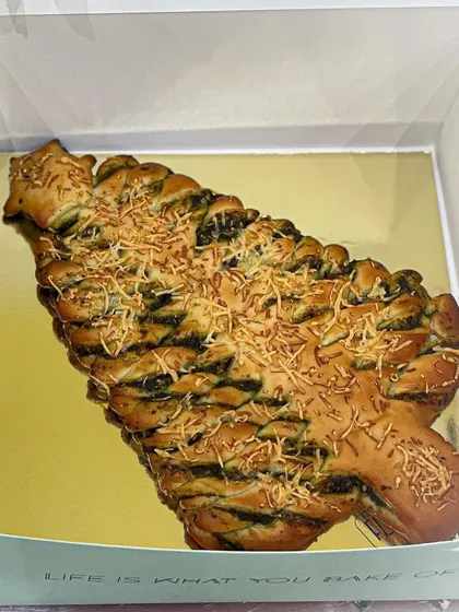 This is my Pesto Cheese pull-apart bread shaped like a Christmas tree, a savoury and festive addition to your holiday party.