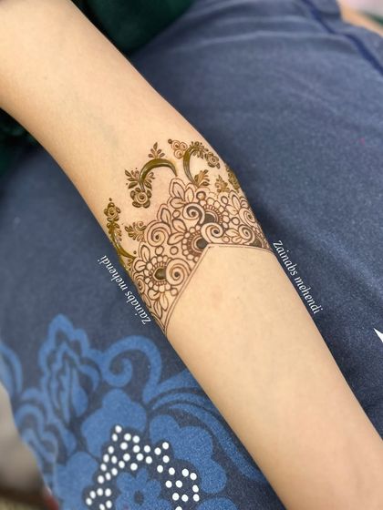 A delicate and intricate armband for bride Kulsum, showcasing the fine lines and swirls.