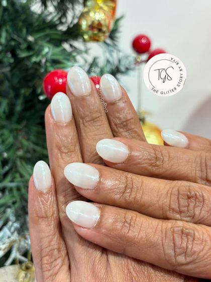 This glazed donut effect gives a subtle, pearly white shimmer. It's a trendy and understated look that makes your natural nails look healthy and polished.