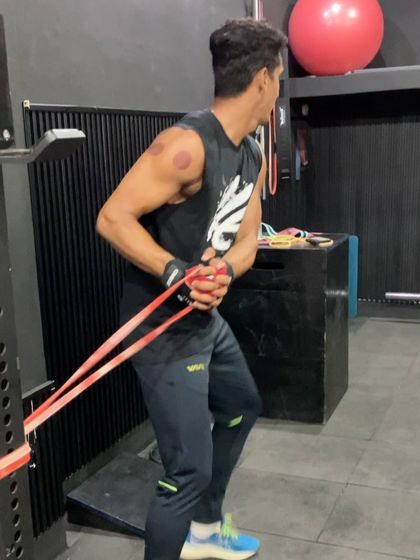 A resistance band rotation, a great exercise for warming up the core and activating the rotational muscles before a session.