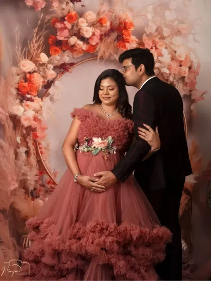 A tender kiss on the forehead. This classic pose is always full of emotion, beautifully framed by the pampas grass and floral ring.