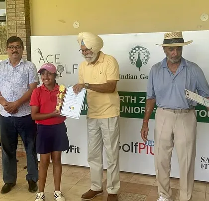 Aadya Kaushal receives her award on stage at the IGU Feeder Tour.