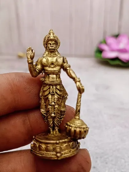 Brass se bani yeh choti si Hanuman ji ki murti hai, jismein unhe gada ke saath aashirwad mudra mein dikhaya gaya hai.