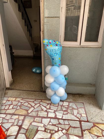 A small balloon pillar with an 'It's a Boy!' foot-shaped foil balloon, perfect for placing at the entrance or in corners.