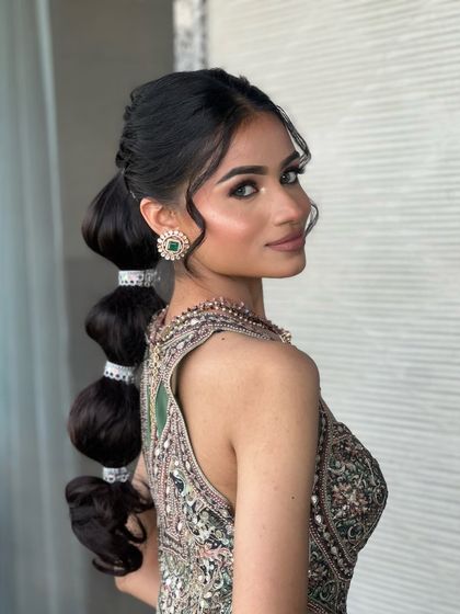 This modern bubble ponytail is a fantastic hairstyle for a Mehendi or Sangeet event, paired with glamorous makeup.