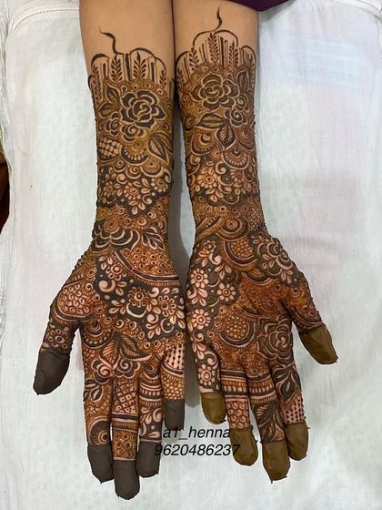 A gorgeous combination of bold floral elements and intricate, fine-line details. This style creates depth and dimension in the bridal henna.